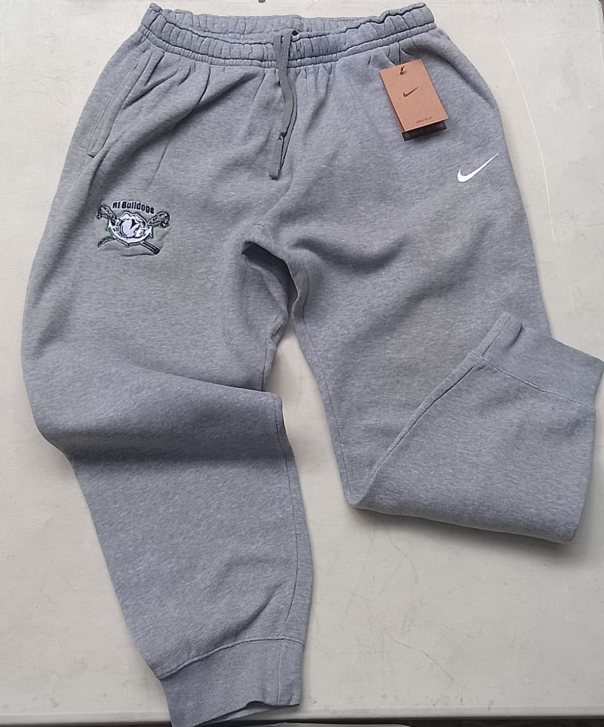NIKE ORIGINAL - JOGGER GRIS - RI BULLDOGS LACROSSE - TALLA M - NUEVO CON ETIQUETA DRI-FIT