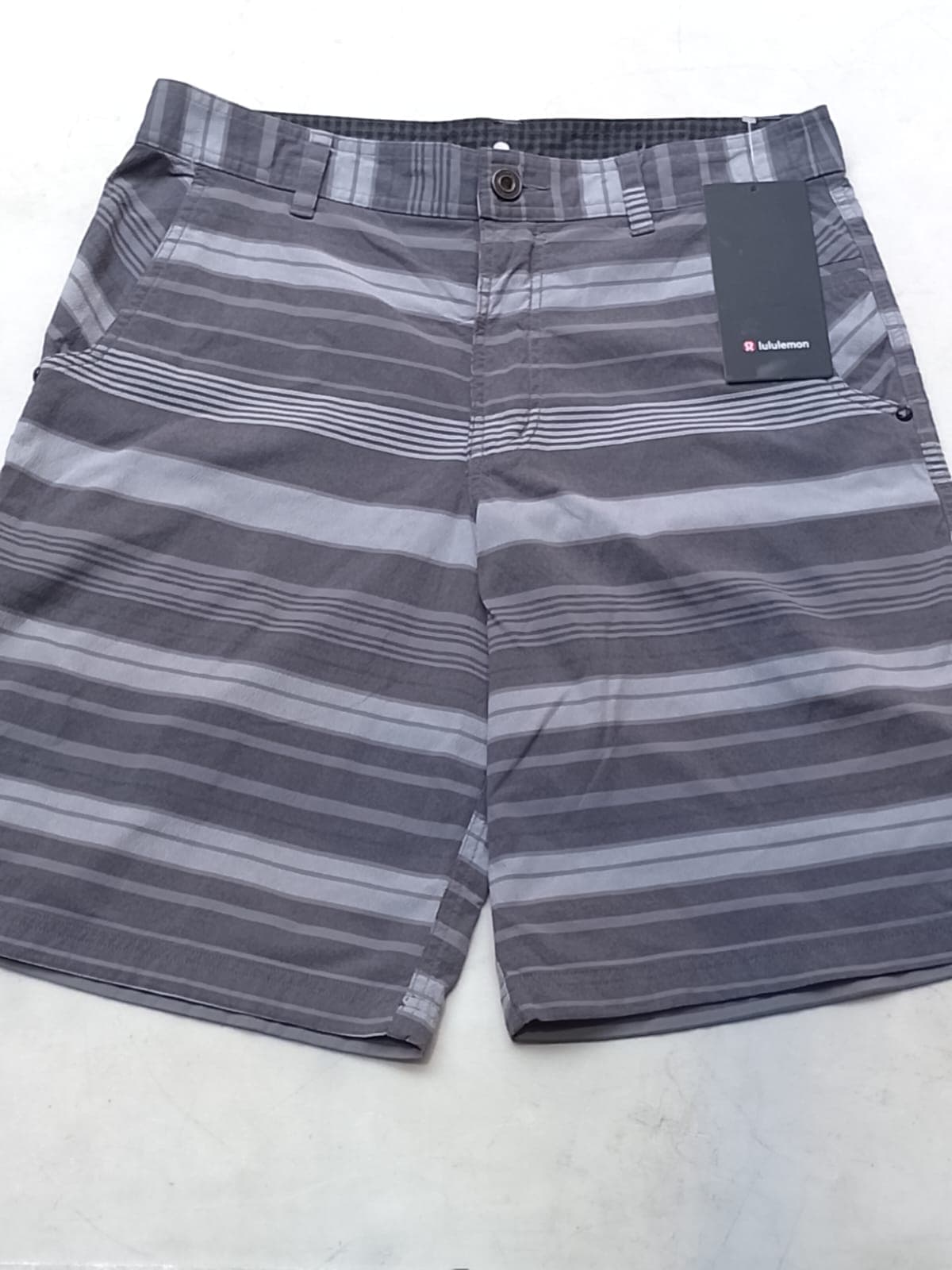 LULULEMON ATHLETICA ORIGINAL - SHORT CASUAL / CHINO - TALLA 34 - RAYAS GRISES - NUEVO CON ETIQUETA