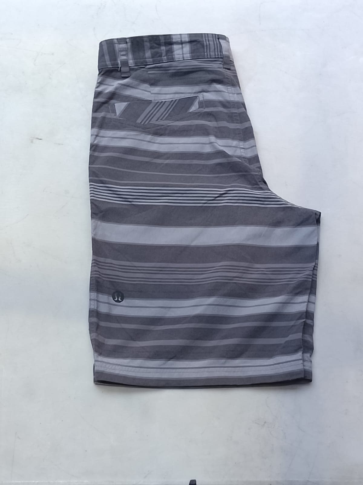 LULULEMON ATHLETICA ORIGINAL - SHORT CASUAL / CHINO - TALLA 34 - RAYAS GRISES - NUEVO CON ETIQUETA — vista alternativa