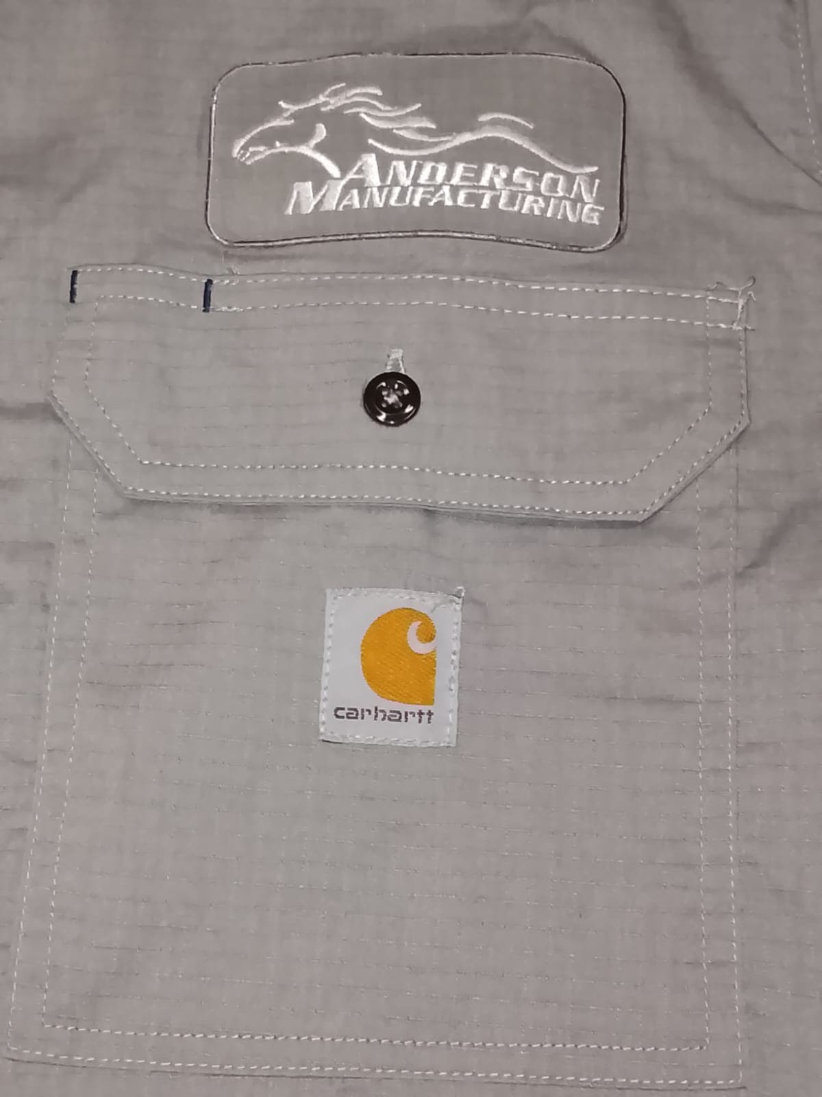 CAMISA CARHARTT - COLOR / CEMENTO - RIPSTOP WORK SHIRT - ANDERSON MANUFACTURING PATCH — vista alternativa
