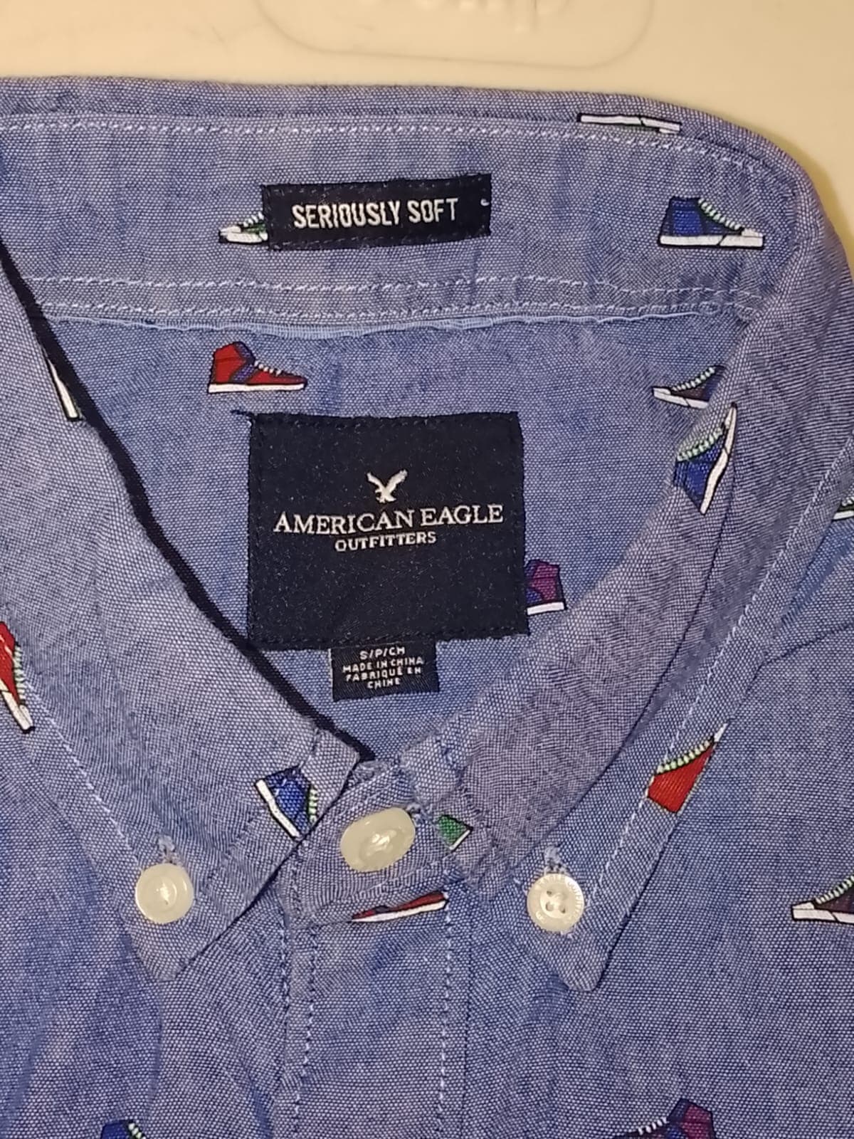 CAMISA AMERICAN EAGLE - PRINT TENIS SNEAKERS - SERIOUSLY SOFT — vista alternativa